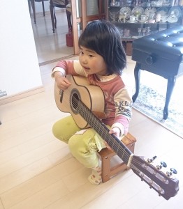 ギターを弾く娘